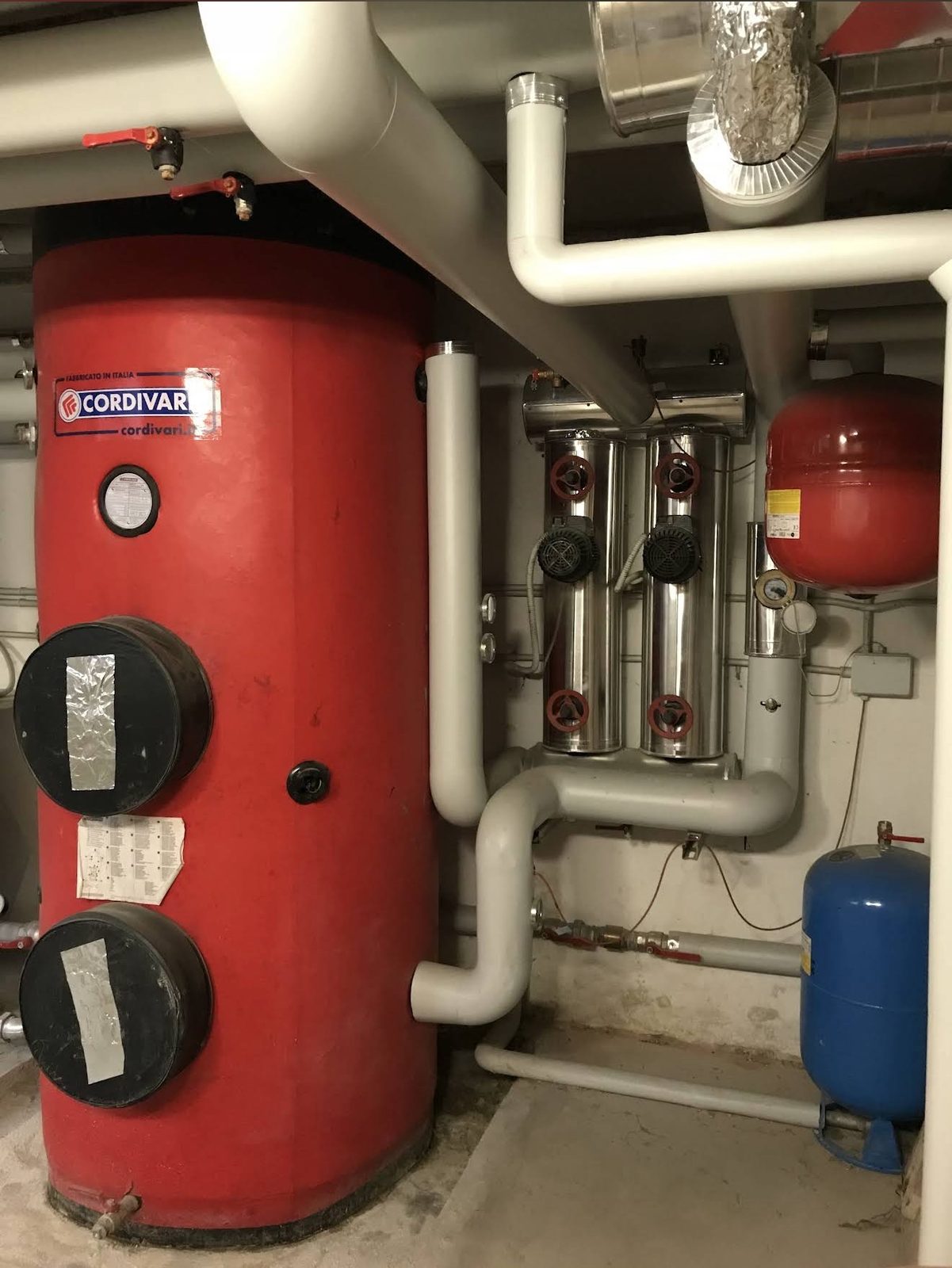 Accumulo inerziale, pompe di circolazione e vasi di espansione di una centrale termica sotto conduzione.
